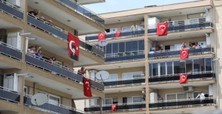 Buca'da 19 Mayıs’a balkonlardan karnaval gibi kutlama