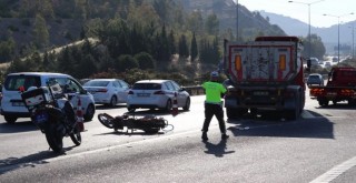 Karşıyaka'da hafriyat kamyonu ile motosiklet çarpıştı: 1 yaralı