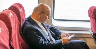 Başkan Soyer şiir ve öyküsünü aldı, vapurla Karşıyaka’ya geçti