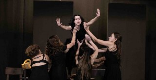 İzmir Şehir Tiyatroları ''Cadı Kazanı'' oyununun provalarına devam ediyor