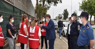 Türk Kızılay Karşıyaka, semt pazarlarında hijyen seti dağıttı
