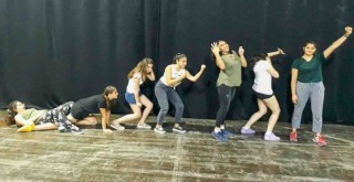 Karşıyaka Belediye Tiyatrosu yaz kursu kayıtları başladı