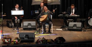 Narlıdere'de şarkılar eğitime destek için söylendi