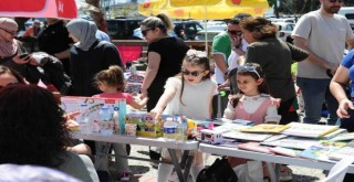 Karşıyaka’da 23 Nisan coşkusu takas pazarıyla başladı