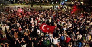 Final heyecanı Karşıyaka ve Konak'ta dev ekranda yaşanacak