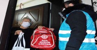 Karabağlar'da deprem çantaları dağıtıldı