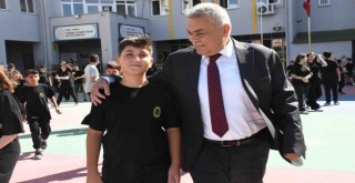 Başkan Tekin, okulun ilk günü öğrencileri yalnız bırakmadı