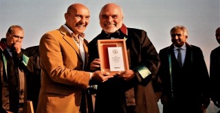 Vehbi Moğol meslekte 40 yıl plaketini aldı