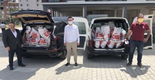 Ak Parti Karşıyaka 2500 aileye yardım paketi dağıttı