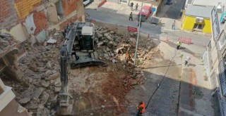 Konak’ta tehlike saçan binanın yıkımı gerçekleşti