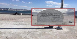 Kamuoyu baskısıyla Karşıyaka Anıtı'ndaki yazıt kaldırıldı
