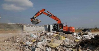 Gaziemir Belediyesi iki günde 40 kamyon moloz topladı