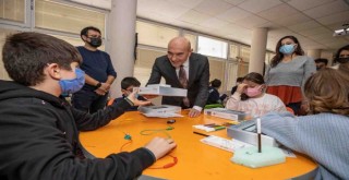 İzmir Büyükşehir'den 900 çocuğa tablet