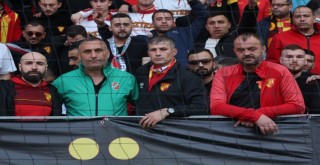 Karşıyakalı taraftarlar Göztepe maçında
