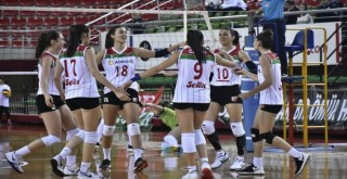 Karşıyaka, lideri ağırlıyor