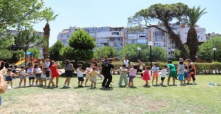 Karşıyaka'da Koruyucu Aile Günü kapsamında yürüyüş ve şenlik düzenlendi