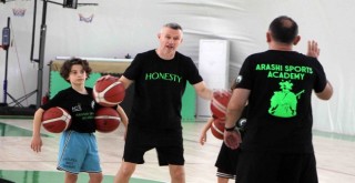 Alperen Şengün'ün antrenörü İzmir'de genç basketbolcularla buluştu