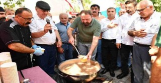 Çiğli Belediyesi’nden vatandaşlara aşure ikramı