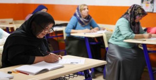 76 yaşında okuma yazma öğreniyor