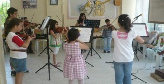 Karşıyaka Sanat Derneği, çocuklara keman çalmayı öğretecek