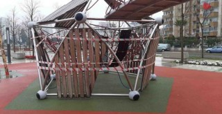 Park bahçe ve sahiller ıssız kaldı