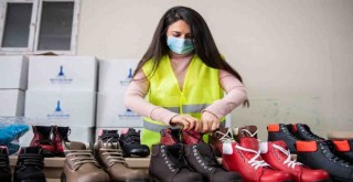 İzmir Büyükşehir’den öğrencilere kırtasiye, mont ve bot desteği