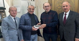 Yılmaz Durmaz’a Osman Avcı’dan Karşıyaka’ya hizmet ödülü Iphone15