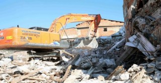 Bayraklı'da metruk binalar yıkılıyor