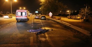 Karşıyaka'da yolun karşısına geçen gence araba çarptı...