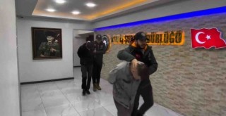 Karşıyaka'da gasp yapan iki kişi yakalandı