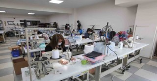 Bucalı kadınlar 25 bin maske üretecek