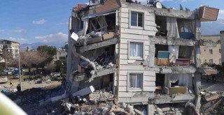 İzmir ekipleri depremin 102. saatinde bir canı daha kurtardı