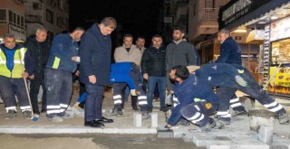 Başkan Tugay'dan gece mesaisi yapan işçilere destek