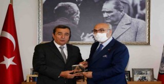 Batur, Vali Köşger’e Konak’ı anlattı