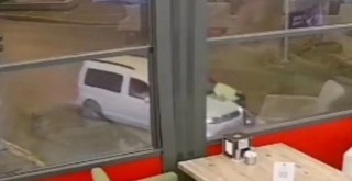 Alkollü sürücü polis memurunu metrelerce sürükledi