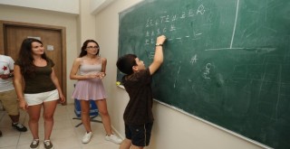 Yabancı öğrenciler Karşıyakalı öğrencilere İngilizce öğretecek