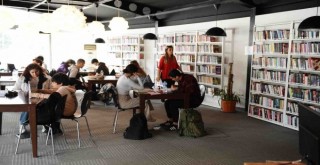 Kitap bağış kampanyasına Karşıyakalıların yoğun desteği