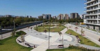 Bayraklı’nın 21 yeni parkı hizmete açılıyor