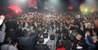 Karşıyaka Stadını istiyor diyerek miting yaptı!..