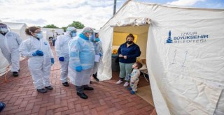 İzmir Büyükşehir doktorlarından çadır kentte sağlık taraması