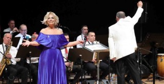 Karşıyaka’da aşk şarkıları söylendi