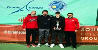 Karşıyakalı tenisçi şampiyon oldu