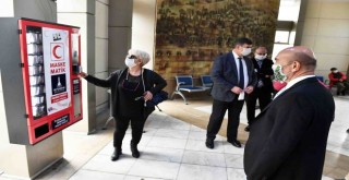 İzmir Büyükşehir bir günde 117 bin maske dağıttı