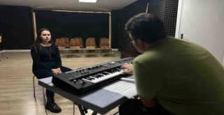 İzmir Büyükşehir Belediyesi gençlerin sanat yolculuğunu destekliyor