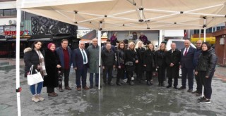 Karşıyakalı İş Kadınları 8 Mart’ta siyah fularlar ile lokma döktürdü