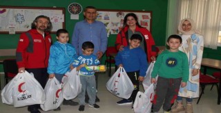 Bayraklı Kızılay otizm gününde özel öğrencileri sevindirdi