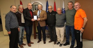 Amatörlerden başkan Akpınar'a teşekkür plaketi...