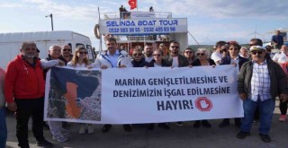 Marinaya karşı, tekneli protesto