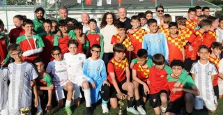 Geleceğin yıldız futbolcuları Karşıyaka'da yarıştı