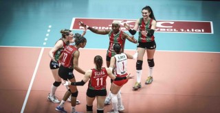 Karşıyaka filede Merinos Voleybol karşısında